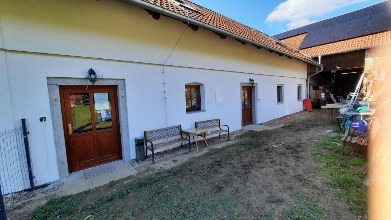 Gasthaus Podkrovi V Jihoceskem Statku Nemejice Exterior foto