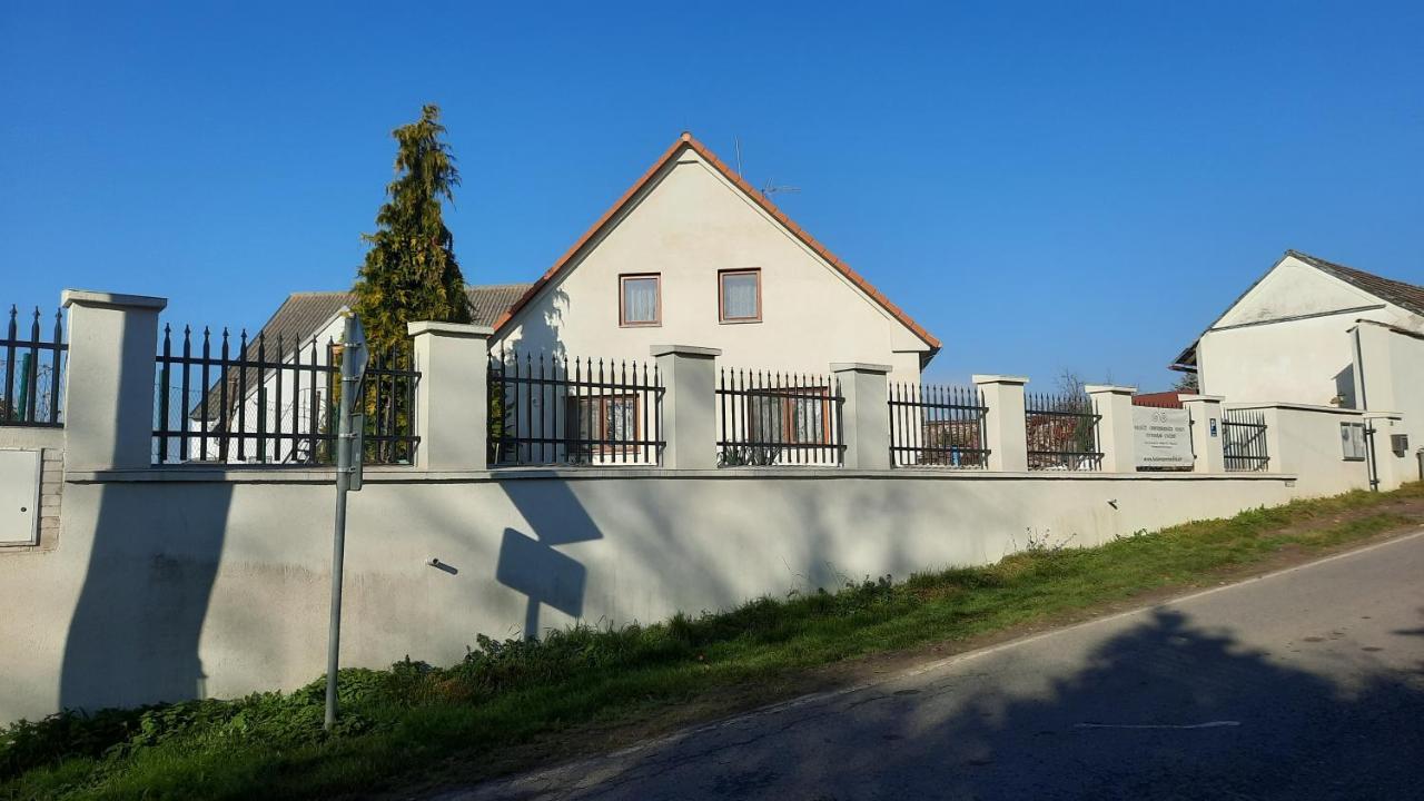 Podkrovi V Jihoceskem Statku Nemejice Exterior foto