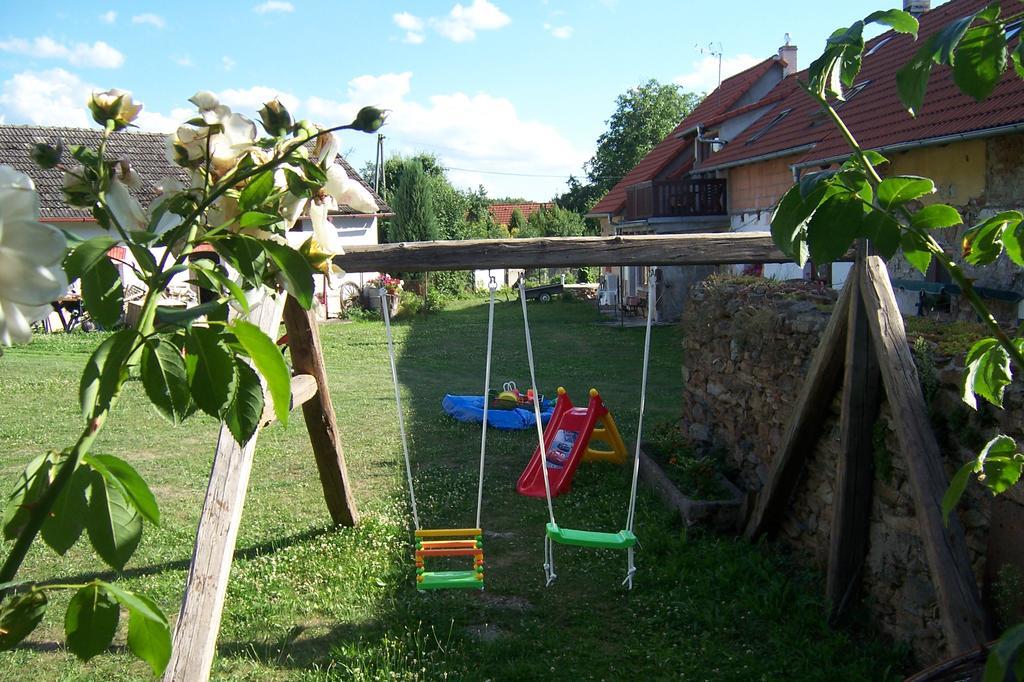 Gasthaus Podkrovi V Jihoceskem Statku Nemejice Exterior foto